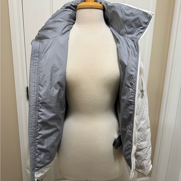 The North Face Women's Light Gray Puffer Jacket - Picture 5 of 9